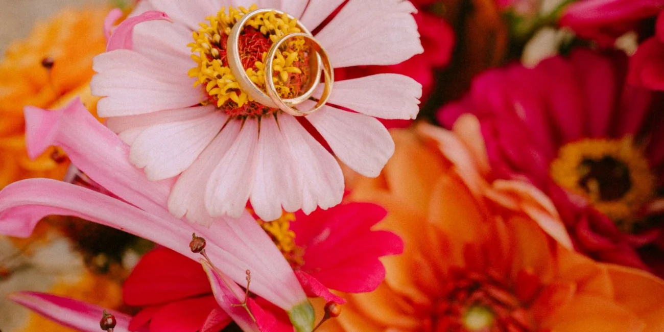 Les bagues de mariage sur les fleurs immortalisées en photos